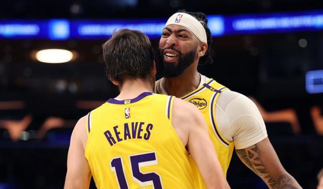 九游体育-完爆3大内线！浓眉统治内线抢戏，雷迪克：现象级